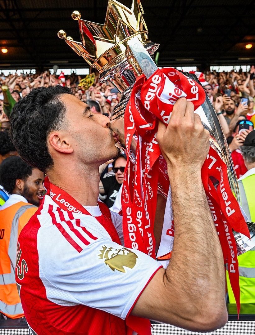 Roba2017's tweet photo. @Arsenal He’s a bigger club legend than Van Persie and Fabregas because he never treated Arsenal like a stepping stone.He stayed, he carried, he bled for the badge.They chased exits. He built moments. 🔴⚪️😍🫱🏾‍🫲🏾👊🏾 https://t.co/oDrEdmEiJN