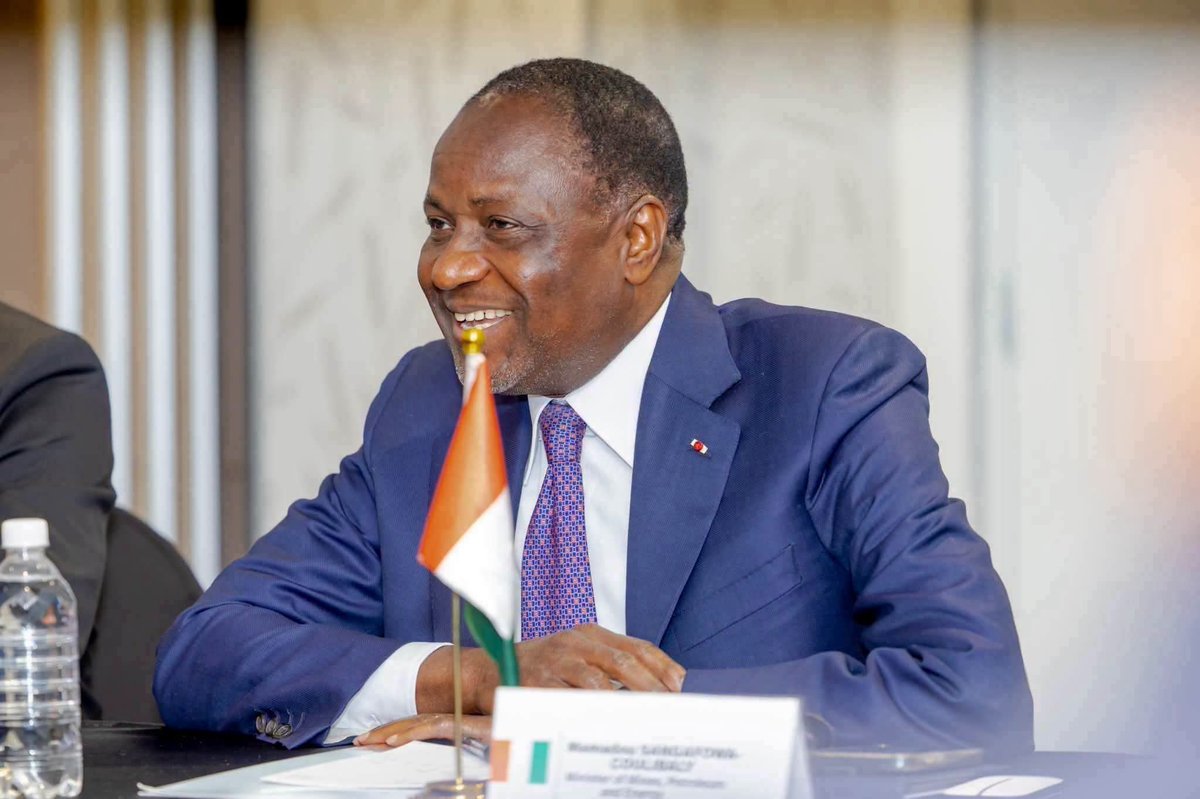 Chroniques225's tweet photo. 🎙️ Mamadou Sangafowa-Coulibaly, Ministre des Mines, du Pétrole et de l'Énergie depuis Aboisso :

« Les 10% de l'État dont on parle, dans le secteur minier, sont la prise de participation, sans apport initial de l'Etat. Sinon, quand on accumule tous les gains, l'État gagne 60%, contre 40% pour les investisseurs.
J'aurai l'occasion de faire une conférence sur le sujet. Parce que beaucoup de choses se disent qui ne sont pas du tout justes. »