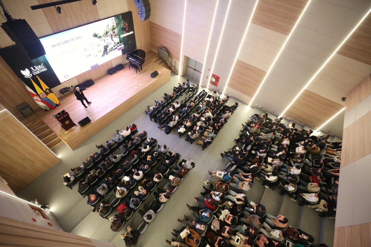 CarlosAmayaR's tweet photo. ¿Un auditorio moderno y con visión de futuro en Tunja 🤩?

¡Sí! Hoy acompañamos la conferencia de inauguración del Auditorio Goranchacha de la @UPTCoficial, dictada por el científico y urbanista @CarlosMorenoFr.

Un escenario como se lo merecen las y los estudiantes, para recibir videoconferencias, simposios y charlas 💜. 
 
Fue construido con tecnología de vanguardia y acústica especializada, con una inversión de $16.000 millones, que también incluye la tecnología para auditorios de otras sedes. 

Esta obra es resultado de la articulación entre el @Mineducacion, la UPTC y la @GobBoyaca, y hace parte de un proyecto de inversiones por $195.000 millones para fortalecer la infraestructura de esta universidad.

Ya avanzamos con: 
✅ La construcción de las sedes de Puerto Boyacá y Soatá.
✅ El nuevo edificio de Ingeniería en Tunja, que será inaugurado próximamente, con una inversión de $37.000 millones 
✅ Seguimos avanzamos con los auditorios de Sogamoso y Duitama.

¡Que viva la UPTC 💚!