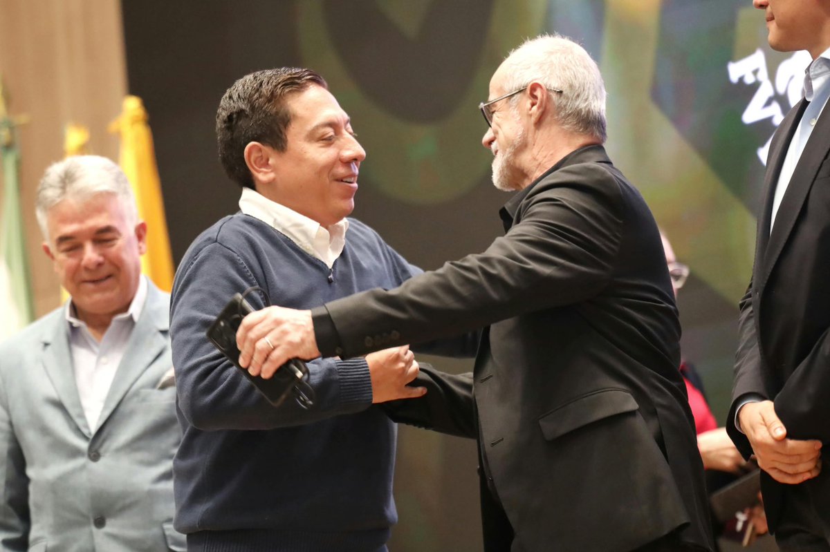 CarlosAmayaR's tweet photo. ¿Un auditorio moderno y con visión de futuro en Tunja 🤩?

¡Sí! Hoy acompañamos la conferencia de inauguración del Auditorio Goranchacha de la @UPTCoficial, dictada por el científico y urbanista @CarlosMorenoFr.

Un escenario como se lo merecen las y los estudiantes, para recibir videoconferencias, simposios y charlas 💜. 
 
Fue construido con tecnología de vanguardia y acústica especializada, con una inversión de $16.000 millones, que también incluye la tecnología para auditorios de otras sedes. 

Esta obra es resultado de la articulación entre el @Mineducacion, la UPTC y la @GobBoyaca, y hace parte de un proyecto de inversiones por $195.000 millones para fortalecer la infraestructura de esta universidad.

Ya avanzamos con: 
✅ La construcción de las sedes de Puerto Boyacá y Soatá.
✅ El nuevo edificio de Ingeniería en Tunja, que será inaugurado próximamente, con una inversión de $37.000 millones 
✅ Seguimos avanzamos con los auditorios de Sogamoso y Duitama.

¡Que viva la UPTC 💚!