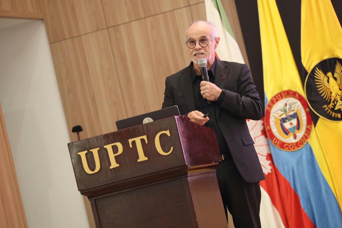 CarlosAmayaR's tweet photo. ¿Un auditorio moderno y con visión de futuro en Tunja 🤩?

¡Sí! Hoy acompañamos la conferencia de inauguración del Auditorio Goranchacha de la @UPTCoficial, dictada por el científico y urbanista @CarlosMorenoFr.

Un escenario como se lo merecen las y los estudiantes, para recibir videoconferencias, simposios y charlas 💜. 
 
Fue construido con tecnología de vanguardia y acústica especializada, con una inversión de $16.000 millones, que también incluye la tecnología para auditorios de otras sedes. 

Esta obra es resultado de la articulación entre el @Mineducacion, la UPTC y la @GobBoyaca, y hace parte de un proyecto de inversiones por $195.000 millones para fortalecer la infraestructura de esta universidad.

Ya avanzamos con: 
✅ La construcción de las sedes de Puerto Boyacá y Soatá.
✅ El nuevo edificio de Ingeniería en Tunja, que será inaugurado próximamente, con una inversión de $37.000 millones 
✅ Seguimos avanzamos con los auditorios de Sogamoso y Duitama.

¡Que viva la UPTC 💚!