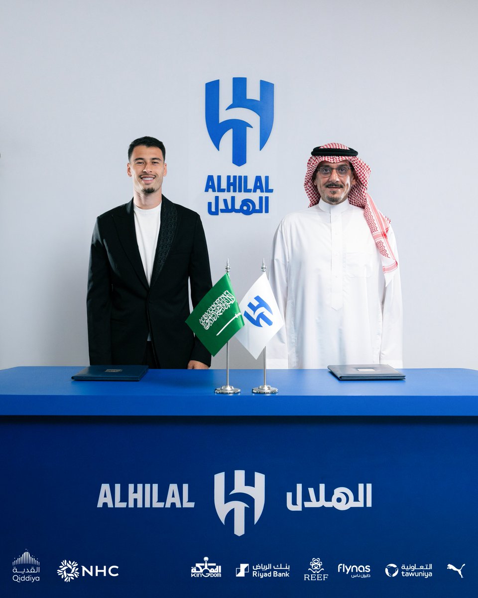 Alhilal_EN's tweet photo. Al-Hilal Chairman HH Prince Nawaf bin Saad and Gabriel Martinelli during the signing ceremony ✍️💙 https://t.co/3mAmttPiFd