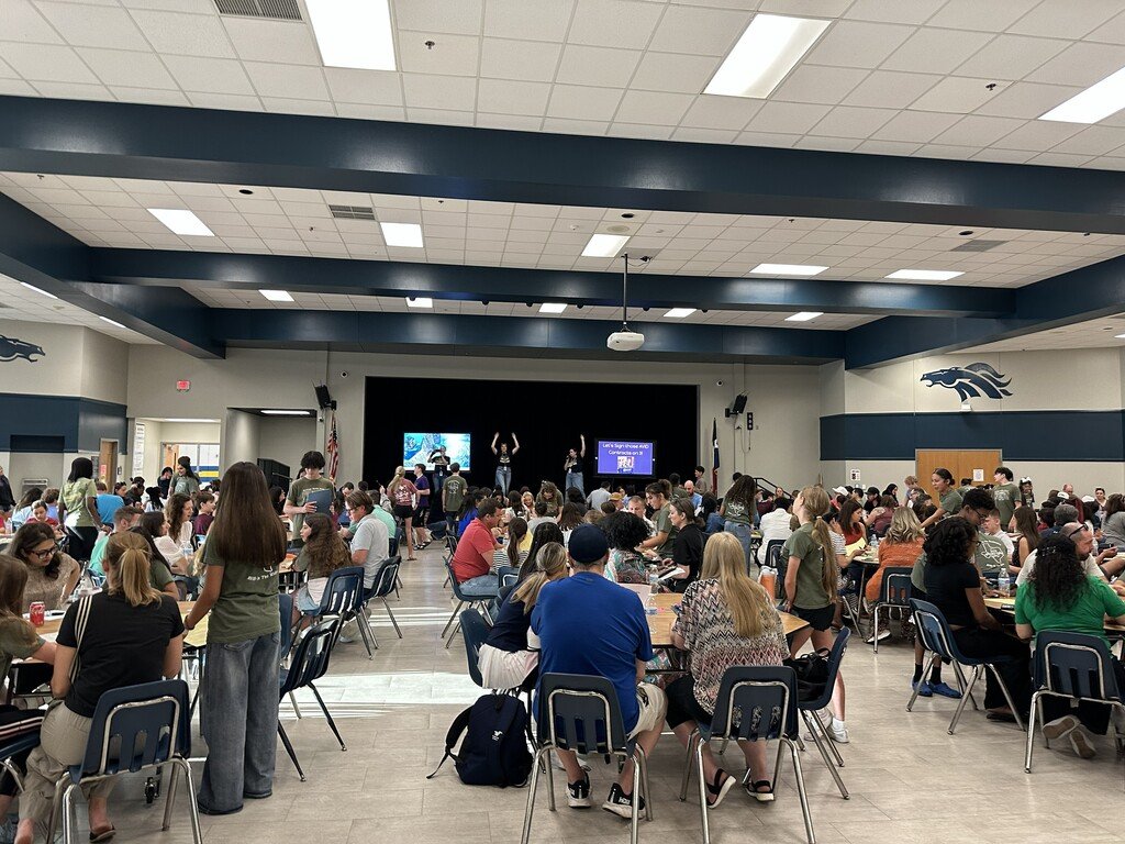 HeritageBroncos's tweet photo. 📚✨ AVID Signing Night!

Last night, our AVID students and their families came together for a special AVID Signing Night &amp; Family Workshop! 💙

#AVID #AVIDFamily #AVIDSigningNight #StudentSuccess #FutureReady https://t.co/PdO1dwxVa9