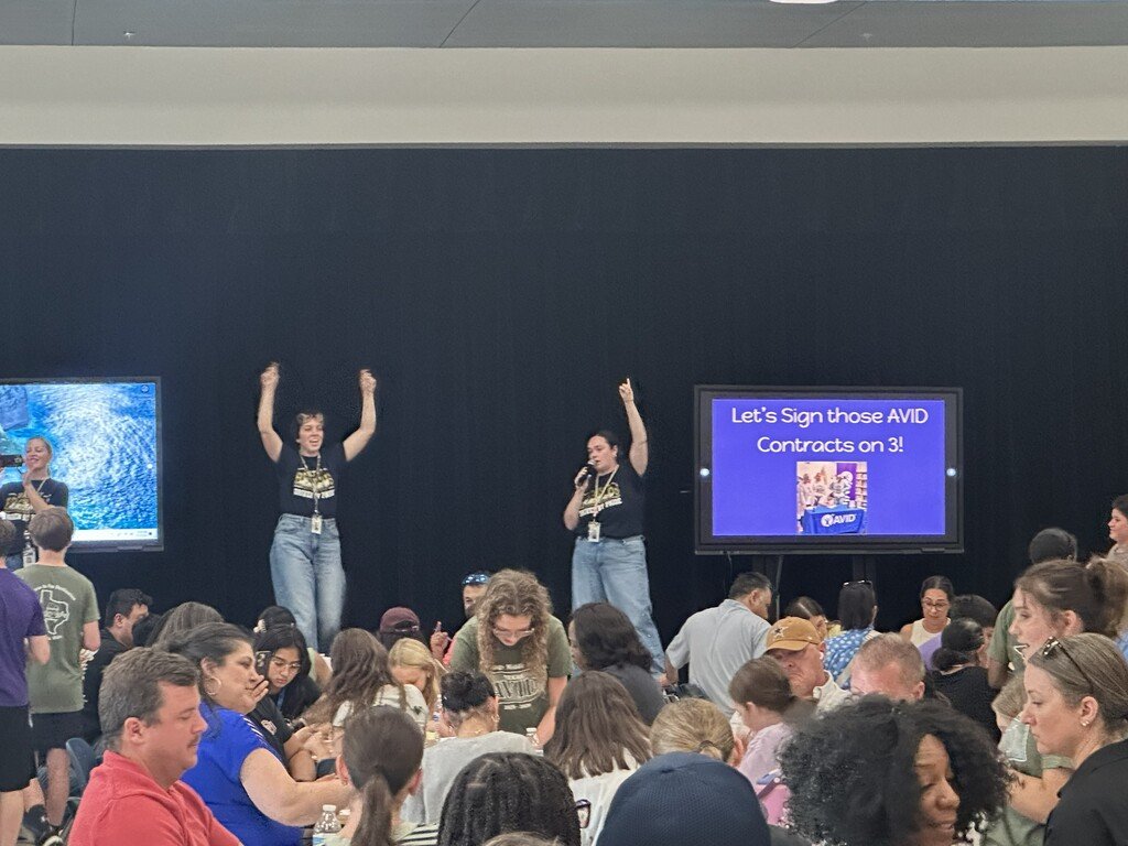 HeritageBroncos's tweet photo. 📚✨ AVID Signing Night!

Last night, our AVID students and their families came together for a special AVID Signing Night &amp; Family Workshop! 💙

#AVID #AVIDFamily #AVIDSigningNight #StudentSuccess #FutureReady https://t.co/PdO1dwxVa9