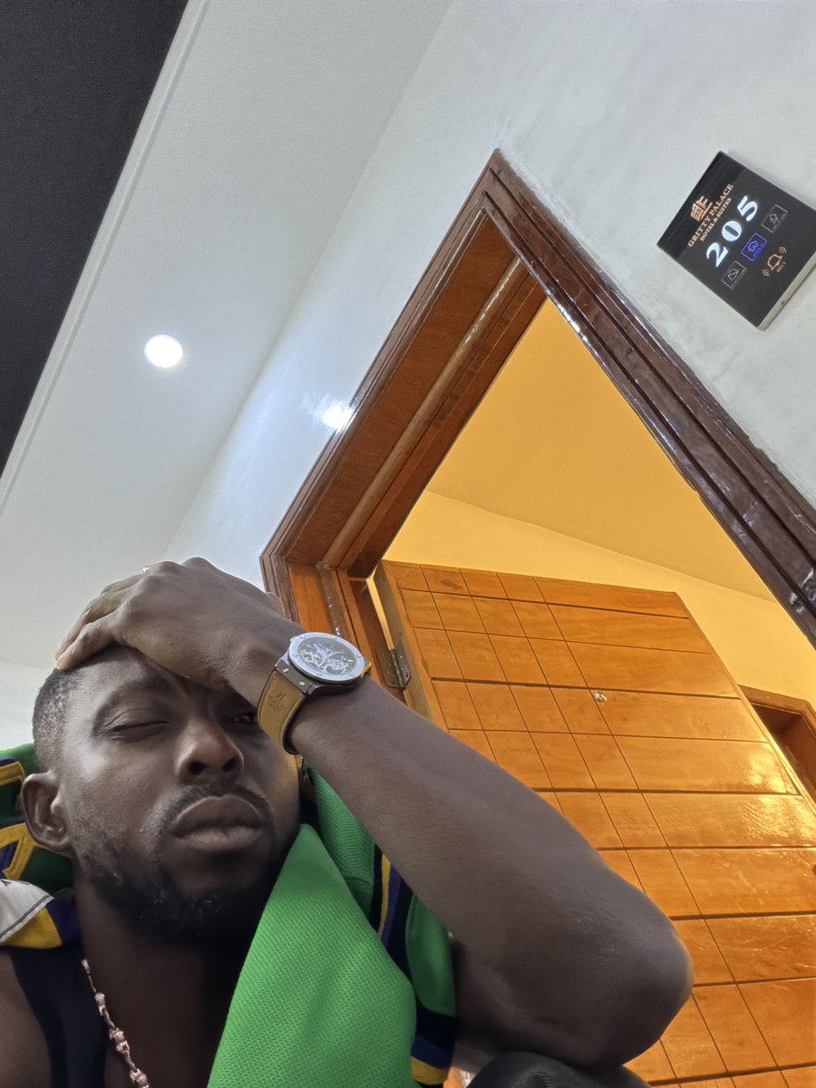 Erigga_News's tweet photo. SLOVIDO yesterday evening be like:
"I don drag almost everybody, who I go drag now wey go make me trend by tomorrow... then boom he stumbled upon Erigga tweet" https://t.co/Zy1uDVrcWP