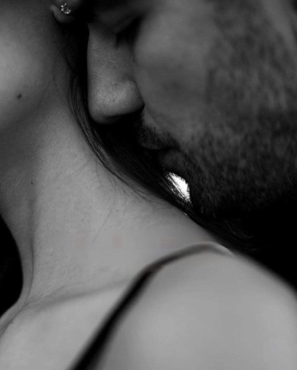 TintaIntima's tweet photo. Bastó que acercara la boca a su cuello. Ni siquiera llegó a besarla.
Pero esa accion era un vaticinio de lo que aconteceria posteriormente.
Ella sabia que con él, esas promesas comenzaban antes de tocar la piel. https://t.co/5rGFouGWkm