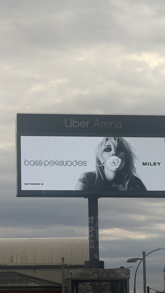 konsicantstop's tweet photo. Miley promo spotted in Berlin https://t.co/5YshlLA7Zp