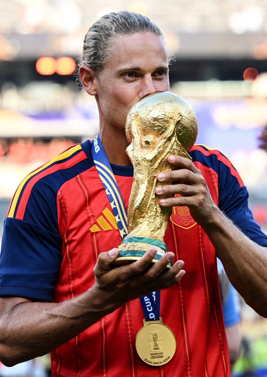 TouchlineX's tweet photo. 🚨🇪🇸 𝗢𝗙𝗙𝗜𝗖𝗜𝗔𝗟: 31-year old Marcos Llorente has announced his RETIREMENT from the Spanish National Team.

"I’ve decided to bring my time with the national team to an end... I’m aware that I’m still young."  

"It’s a personal decision, one I’ve thought about very carefully and, above all, one that comes from the heart."

"It has been an honor to represent my country."