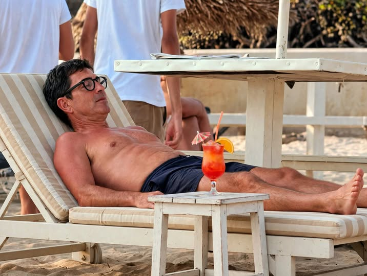 Newprompt's tweet photo. Nicola Fratoianni, le vacanze super-lusso del "comunista". Predicano bene e razzolano male.
Gli operai devono fare la fame mentre lui festeggia con champagne ... e a quest'individuo le vacanze chi le ha pagate ? https://t.co/036bxJUBkO