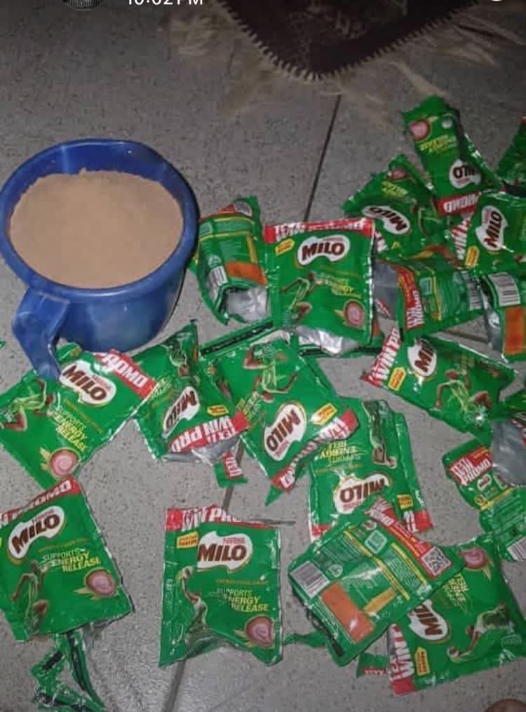 Immaculate755's tweet photo. Omo some people don clear ALL the Milo sachets in their area because of this promo😂😂

Roll be #1800 but codes dey inside so people dey buy like 5 rolls at once.
Milo people una win😂

How many rolls/ sachets have YOU bought so far? https://t.co/AxcDy2SB8W