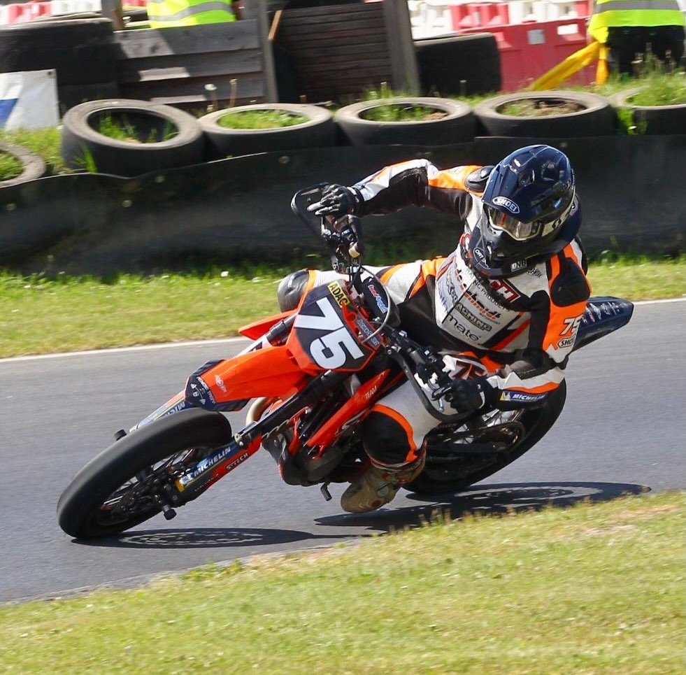 BritniBebe7yl's tweet photo. Confidence starts before the green flag. Our custom CE-certified leather suits help riders perform at their best while staying protected. Thank you for choosing Motodare Race Wear. Dare to be fearless. https://t.co/4m3vbpmxD0