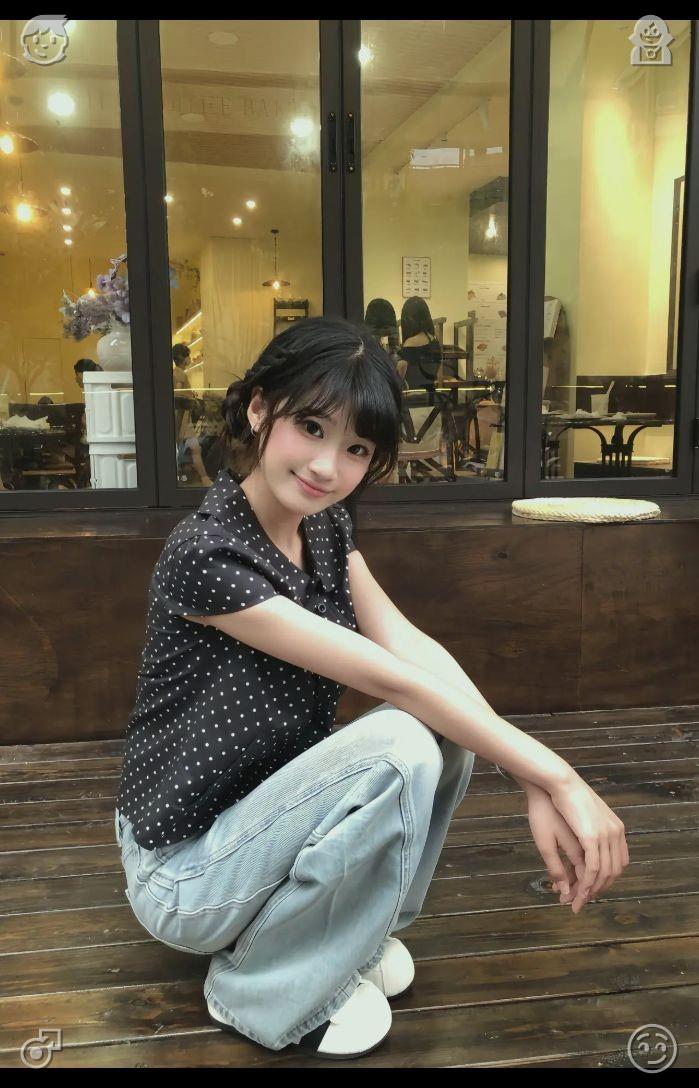 Eren91773178's tweet photo. As I enjoy my meal, I start chatting with the woman beside me. She introduces herself as Lisa, a local painter whose work captures mountain landscapes. She shares a few of her pieces with me, and they're stunning—brimming with vibrant hues and deep sentiment. Then, the crisp sc https://t.co/t1ViujzqYR