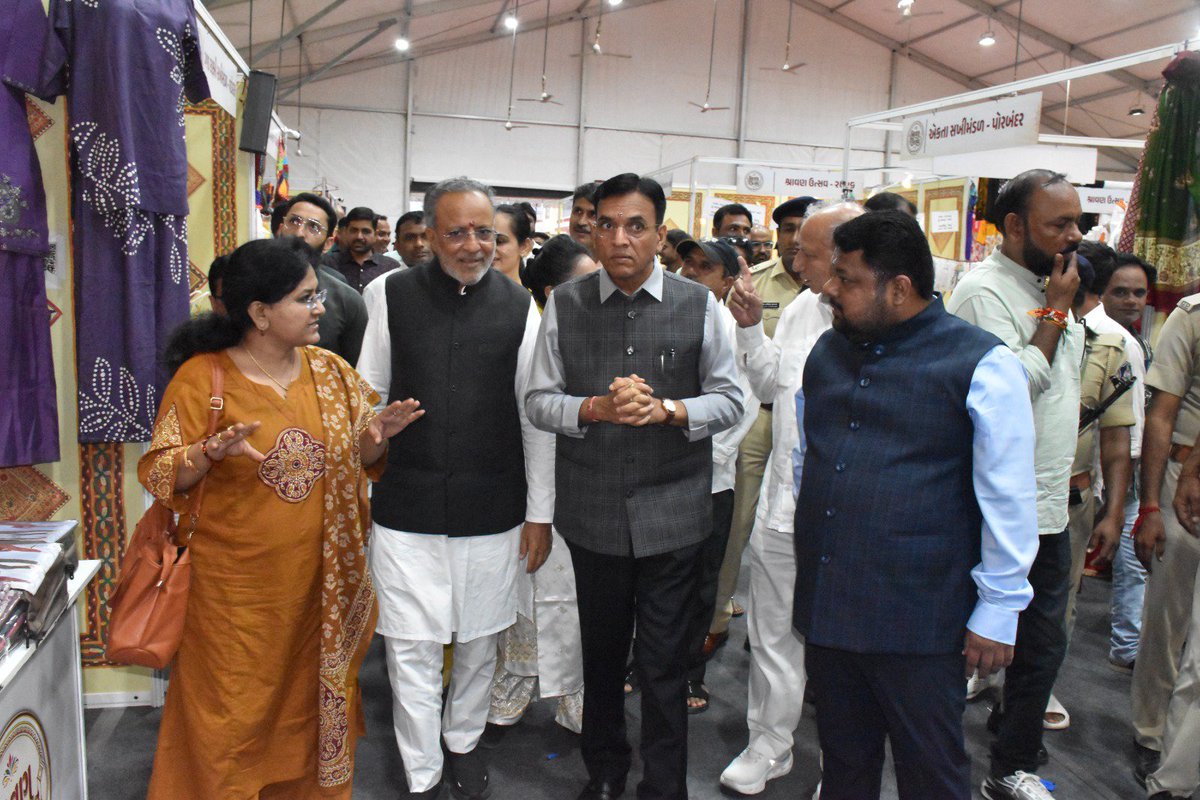 arjunmodhwadia's tweet photo. જન્માષ્ટમીના પાવન પર્વે પોરબંદર ખાતે કેન્દ્રીય મંત્રીશ્રી  @mansukhmandviya જીની સન્માનનીય ઉપસ્થિતિમાં ‘શ્રાવણ ઉત્સવ-૨૦૨૬’નો ભવ્ય પ્રારંભ કરાવ્યો. આ તકે સ્થાનિક કલા, કારીગરી અને સખી મંડળની બહેનોની આત્મનિર્ભરતાને બળ આપતા વિવિધ સ્ટોલ્સની ઉત્સાહભેર મુલાકાત લીધી.

પાંચ દિવસીય આ લોકમેળામાં વિવિધ જિલ્લાઓમાંથી આવેલી બહેનો દ્વારા પચાસથી વધુ સ્ટોલ્સમાં હસ્તકલા, ભરત-ગૂંથણ, એમ્બ્રોઇડરી, મોતીકામ, હેન્ડલૂમ, હેન્ડિક્રાફ્ટ અને ગૃહ સુશોભનની નયનરમ્ય ચીજવસ્તુઓ પ્રદર્શિત કરવામાં આવી છે.

#porbandar