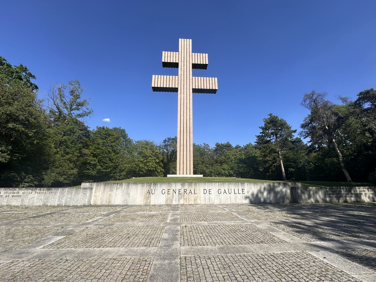 david_elmoro's tweet photo. Par sa décision "Liberté d'association" du 16 juillet 1971, le Conseil constitutionnel s'est arrogé le droit de statuer selon des principes généraux contenus dans le "bloc de constitutionnalité" qu'il a créé par la même occasion, en contradiction avec la volonté des auteurs de la Constitution de 1958 approuvée par referendum. Courageux mais pas téméraire, il a attendu le décès du général de Gaulle pour procéder de son propre mouvement à cette extension considérable de sa compétence qui a modifié la nature du contrôle de constitutionnalité.
La proposition de @BrunoRetailleau vise à mettre fin au "coup d'Etat permanent" qui a résulté de cette décision.
Au-delà de la personne du candidat @lesRepublicains, qui, faute de combattants, rejoindra peut-être la droite patriote en cours de campagne, cette proposition devrait être soutenue par tous ceux qui  veulent rétablir en France la souveraineté du peuple : « La démocratie se confond exactement, pour moi, avec la souveraineté nationale. La démocratie c’est le gouvernement du peuple par le peuple, et la souveraineté nationale, c’est le peuple exerçant sa souveraineté sans entrave ». (Charles de Gaulle - Londres, le 25 mai 1942).
Sans surprise, le camp macroniste, dont vous êtes une figure éminente, ne veut pas que le peuple exerce sa souveraineté sans entrave.