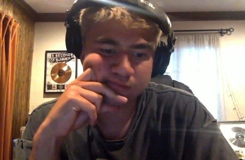 sunlightthood's tweet photo. Must be fucking amazing to call this guy honey or babe then go home play with his curls and make fun of him. It must be so fucking great to also get tarot card readings from him and when it doesn’t go your way you get mad at him instead. LIKE I JUST- ITS WHATEVER BRO https://t.co/rs2IaSKoBK