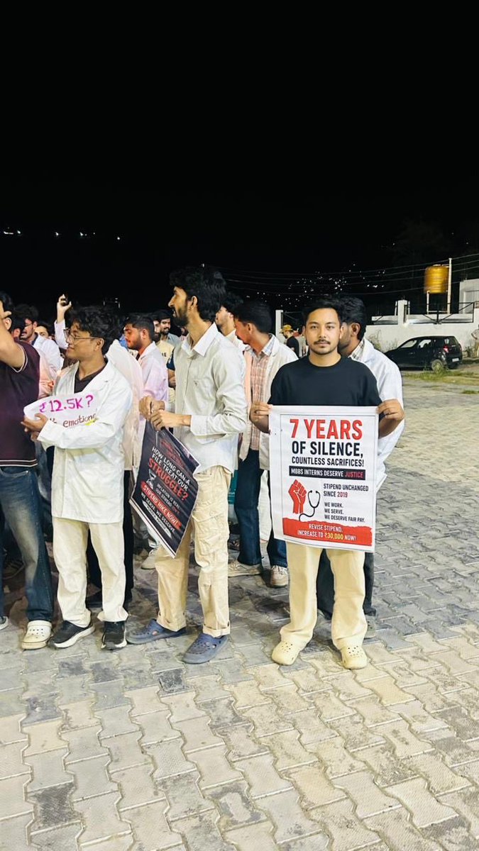 SyedHadiMusavi's tweet photo. 7 YEARS OF DELAY IS NOT JUST DELAY — IT IS DENIAL
Day 4| Still standing✊
Our rights Our dignity Our voice.
We won't back down.
📍GMC Doda

The stipend hike for MBBS Intern Doctors in J&amp;K was approved 7 years ago, yet final implementation remains stuck with the Finance Department https://t.co/2ETF5EvtBb