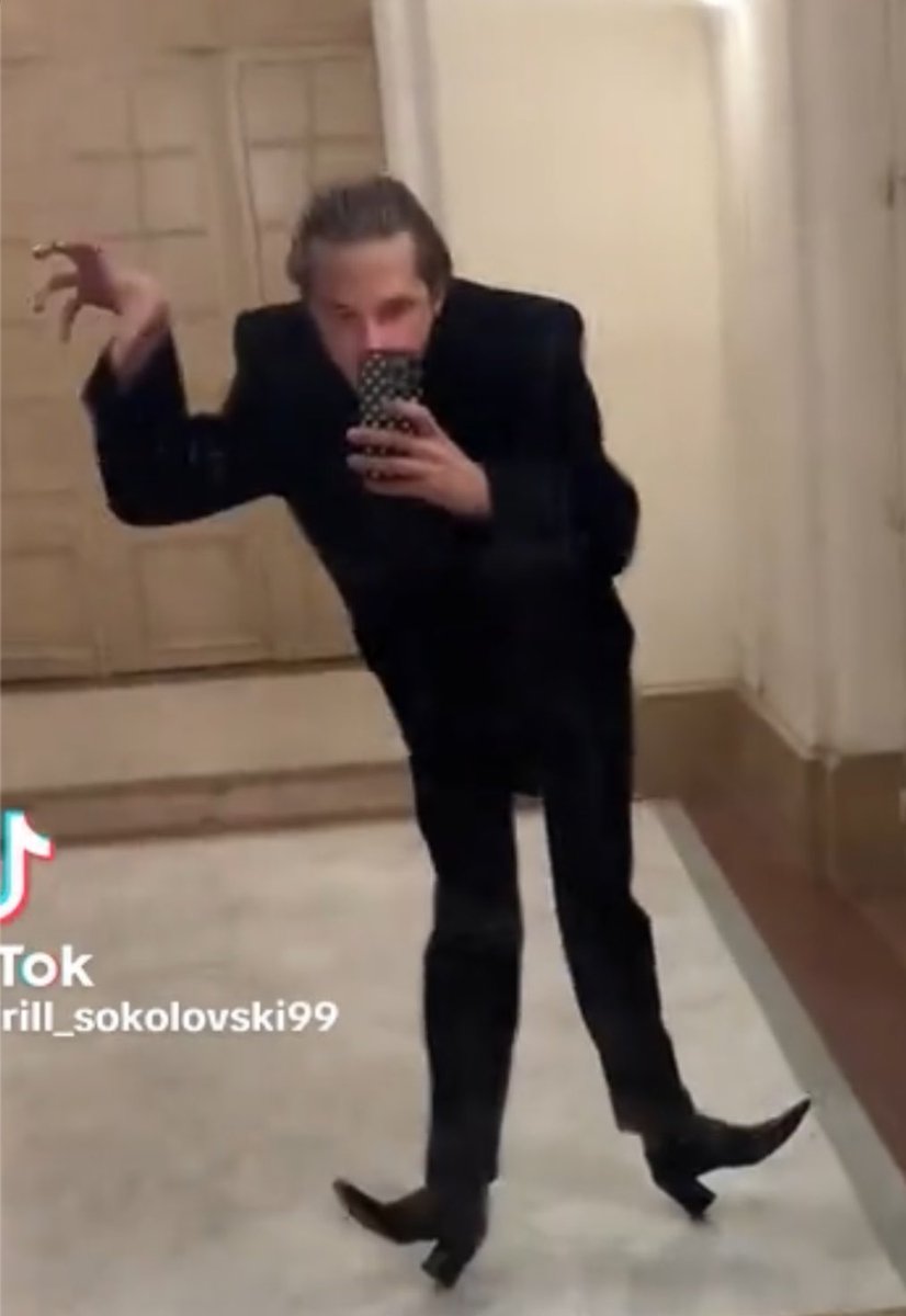 1937geons's tweet photo. and the streets be saying they aren’t vampiring enough this era smh https://t.co/HRJFsCs8FV