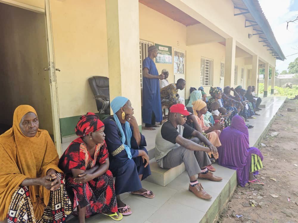 RewardGambia's tweet photo. REWARD conducted practical demonstrations for farmers in URR and CRR on the proper use of PPE when handling fertilizers, pesticides and herbicides, promoting safer farming practices and protecting farmers, communities and the environment
@AfDB_Group @AfricaRice https://t.co/W0F2ip3xVZ