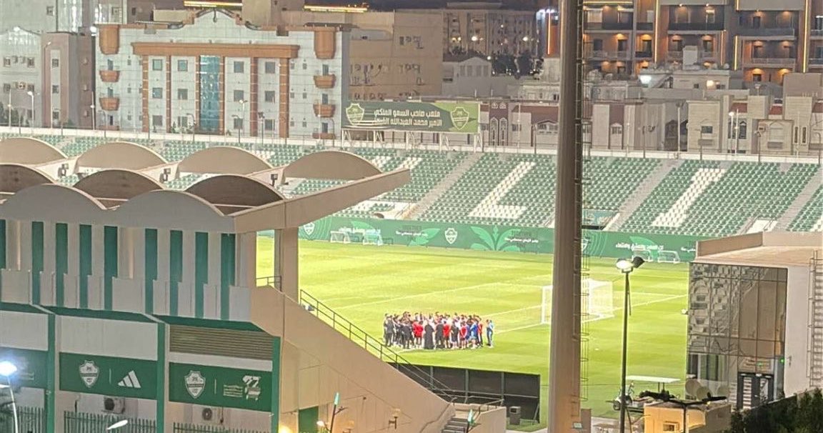 diario_AFC's tweet photo. 🚨📸 اجتماع لاعبين الفريق قبل تدريبات اليوم 🟢⚪️ https://t.co/9fUCLP4ojD