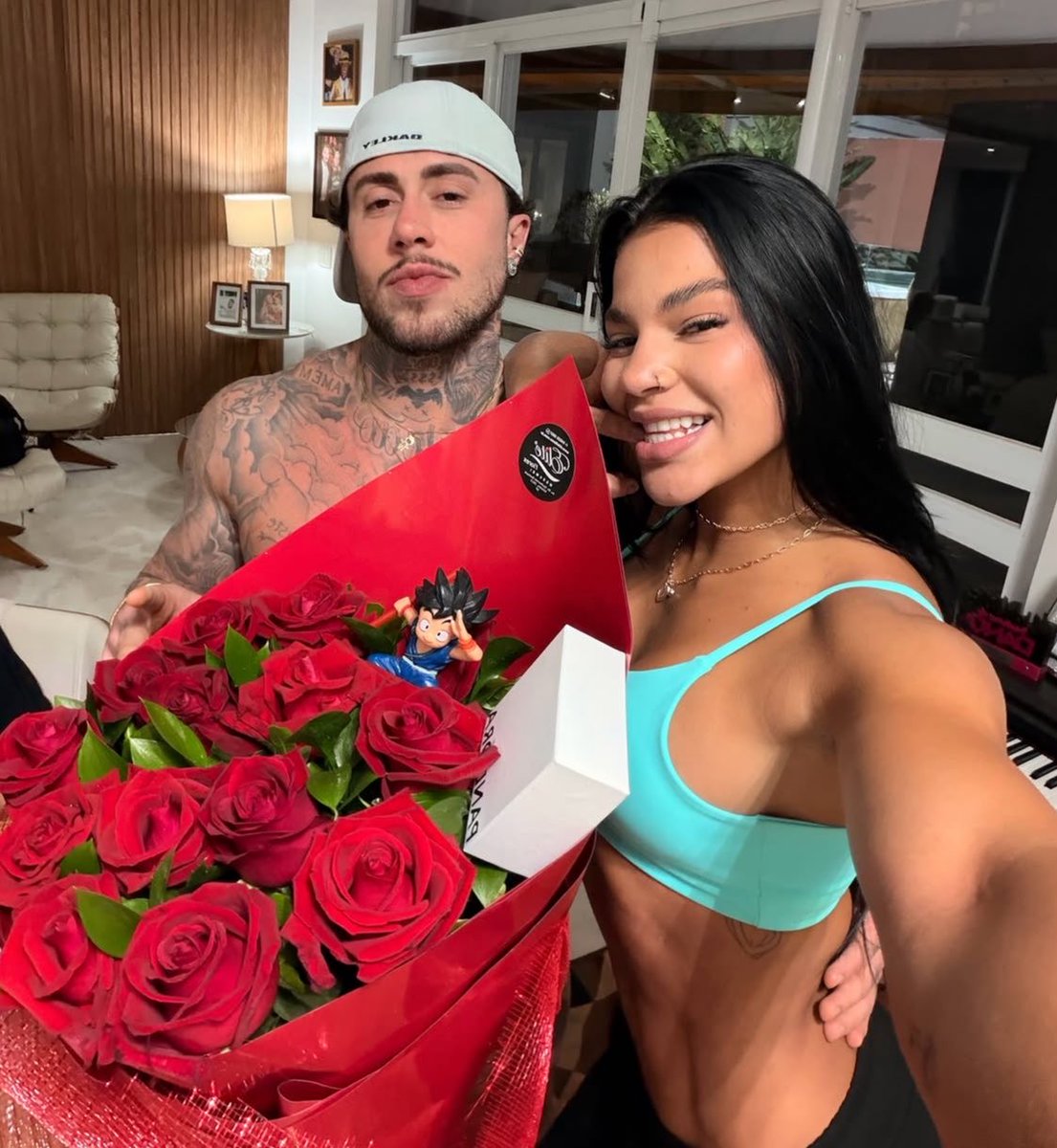 rindocasal's tweet photo. 🚨ASSUMIDOS! Lia Mendonça e Mc Daniel estão ficando, a influenciadora postou um presente que recebeu do Cantor ❤️😍 https://t.co/WjfY0onjha