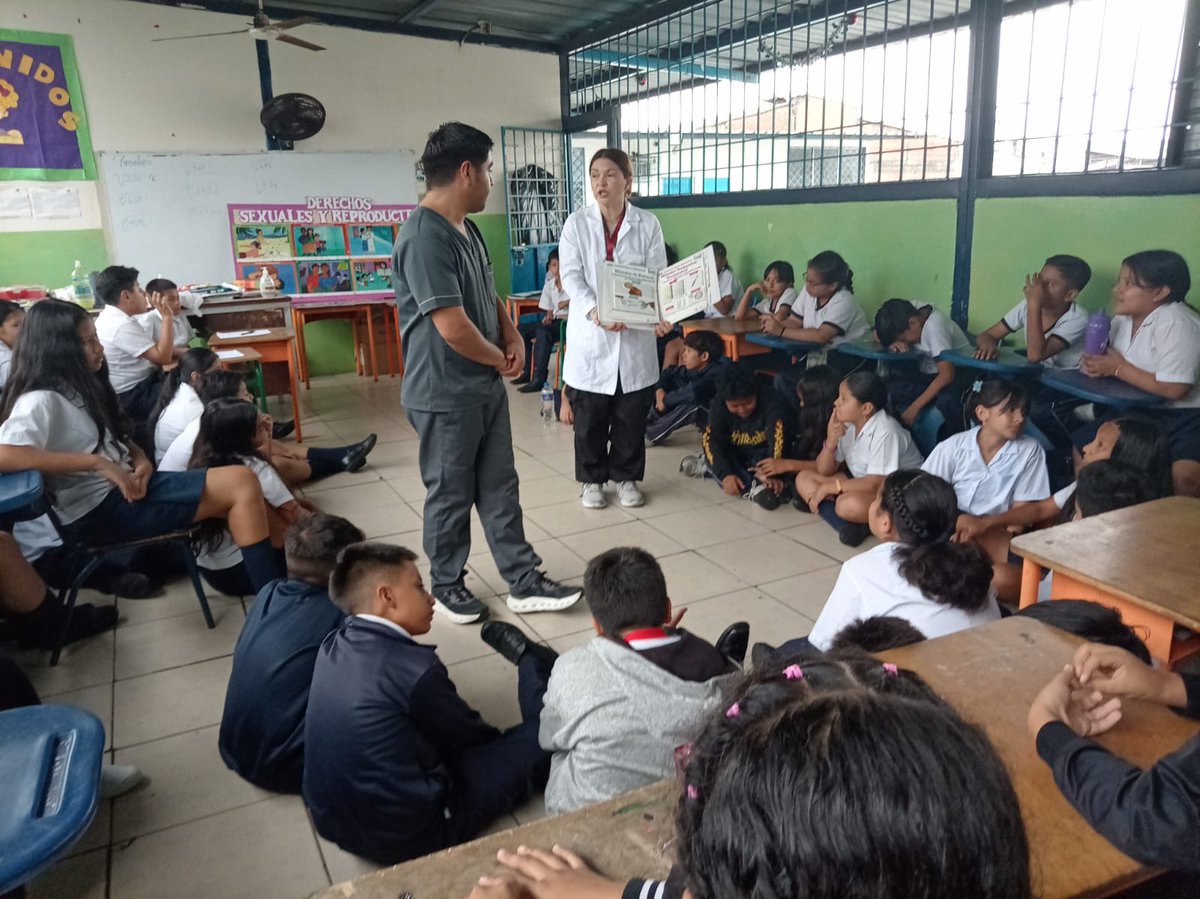 Salud_Guayas's tweet photo. #MSPEnTerritorio | Personal de @Salud_Ec socializa con estudiantes de la unidad educucativa #NumaPompilioLlona sobre mitos y verdades, fortalecida  con los derechos sexuales y reproductivos, con el objetivo de que tomen conciencia sobre llevar una sexualidad responsable. https://t.co/4cHVIgAgCq