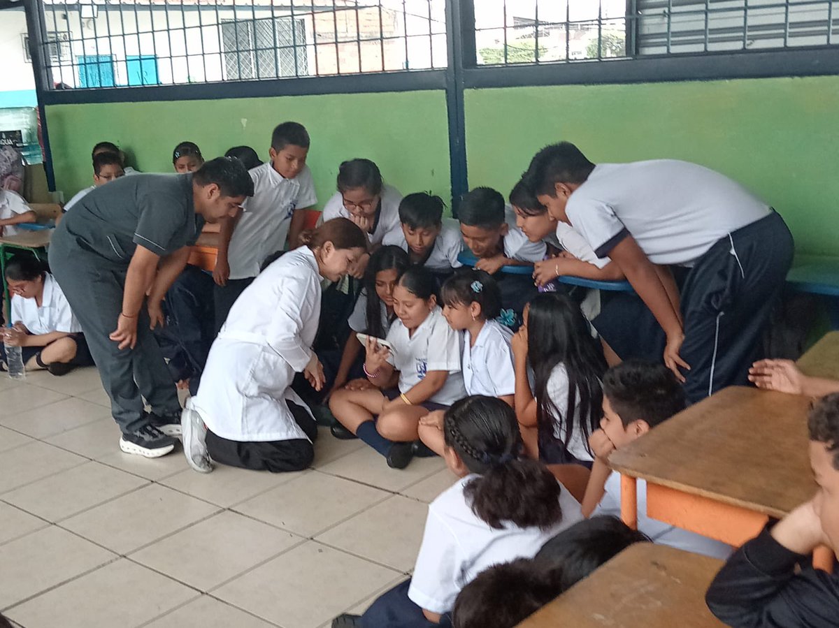 Salud_Guayas's tweet photo. #MSPEnTerritorio | Personal de @Salud_Ec socializa con estudiantes de la unidad educucativa #NumaPompilioLlona sobre mitos y verdades, fortalecida  con los derechos sexuales y reproductivos, con el objetivo de que tomen conciencia sobre llevar una sexualidad responsable. https://t.co/4cHVIgAgCq