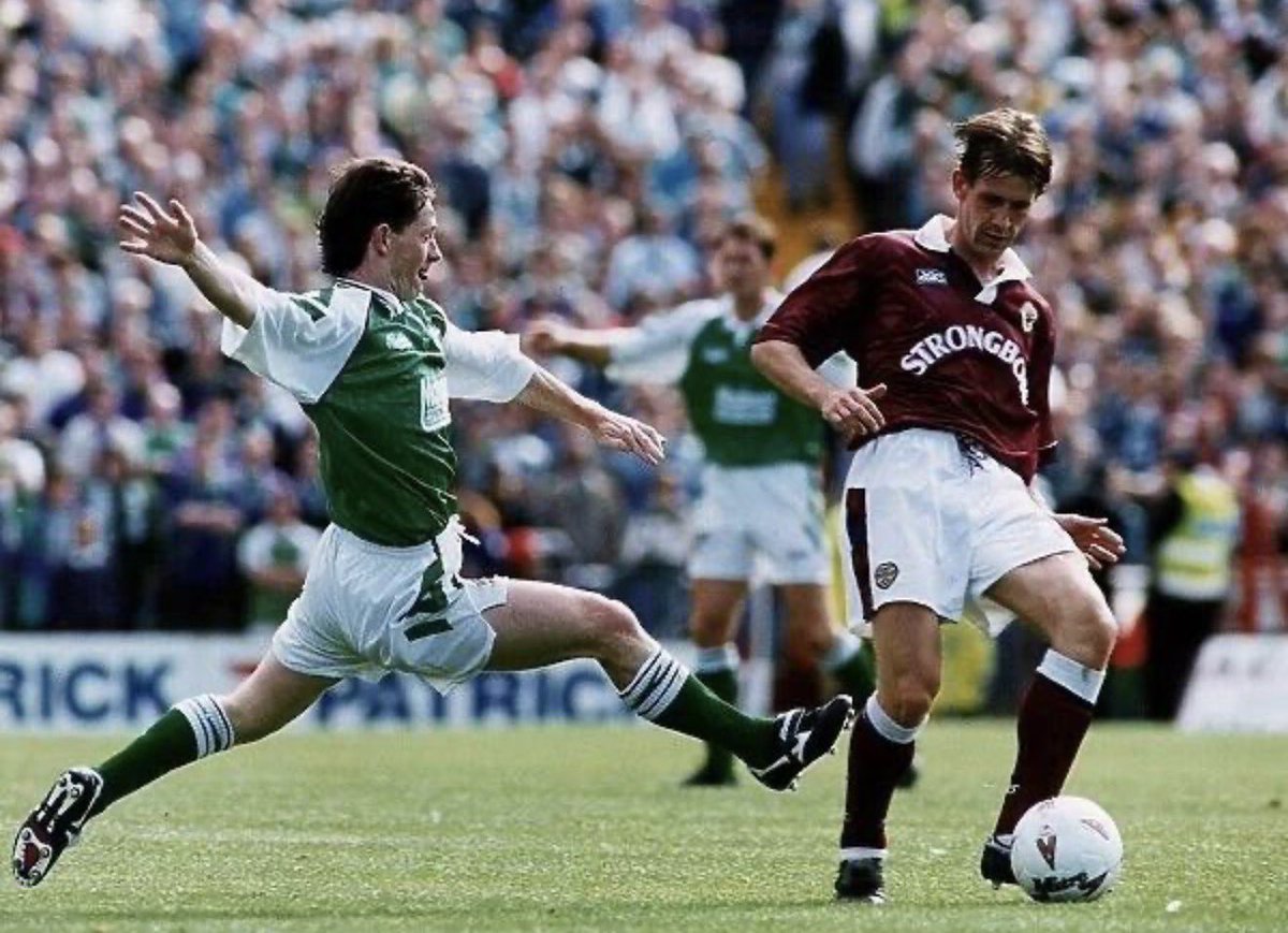 Dale_Coper's tweet photo. الموعد يتجدد الليلة مع ديربي إدنبرة – Edinburgh Derby 🏴󠁧󠁢󠁳󠁣󠁴󠁿🔥

واحد من أعرق وأقدم الديربيات في كرة القدم، يجمع قطبي العاصمة الاسكتلندية هارتس وهيبرنيان في صراع يتجاوز حدود الـ90 دقيقة 👕

البداية تعود إلى 25 ديسمبر 1875، عندما التقى الفريقان لأول مرة في الـMeadows وانتهت المواجهة بفوز هارتس 0-1 ،ومنذ ذلك اليوم تحولت المنافسة إلى واحدة من أكثر الخصومات رسوخًا في الكرة الاسكتلندية 📊

العداوة لها جذور أعمق من كرة القدم؛ هي صراع مدينة، وهوية وتاريخ ،هيبرنيان تأسس في أوساط الجالية الأيرلندية في إدنبرة، بينما أصبح هارتس غريمه المحلي الأبرز، ومع مرور العقود ترسخت المنافسة بين جماهير الناديين وأصبحت جزءًا أساسيًا من هوية المدينة الرياضية 💡

حتى تاريخ الديربي نفسه مليء بالقصص، من بينها نهائيا كأس اسكتلندا اللذان جمعا الفريقين في 1896 و2012، وكلاهما انتهى بتتويج هارتس. وفي المقابل، يبقى انتصار هيبرنيان التاريخي 0-7 على هارتس في تاينكاسل عام 1973 أحد أشهر نتائج الديربي على الإطلاق 🔥

والليلة تعود الحكاية من جديد..

هيبرنيان 🆚 هارتس 🏟️ Easter Road ⏰ 9:45 م بتوقيت مكة
📺 الشارقة الرياضية /Sky 

مدينة إدنبرة تنقسم من جديد.. 👀 
 ديربي إدنبرة قااااااادم ⚔️