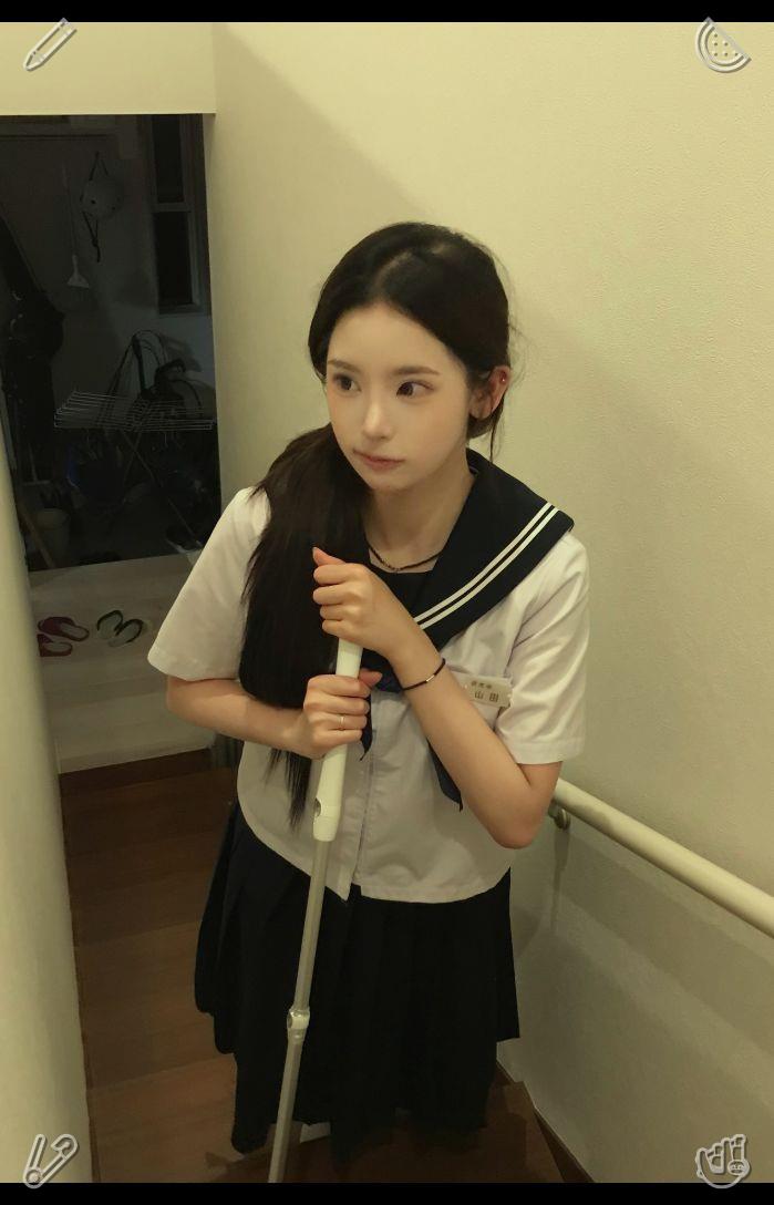 parurusun's tweet photo. A gently sweet milk tea delivers that perfect touch of joy—never overpowering enough to feel heavy, nor too mild to lack flavor. Smooth and refined, it soothes every little shift in mood. 📮 A wall-mounted mirror, framed in wood, reflects the quiet moment. https://t.co/orjZYAcgeN