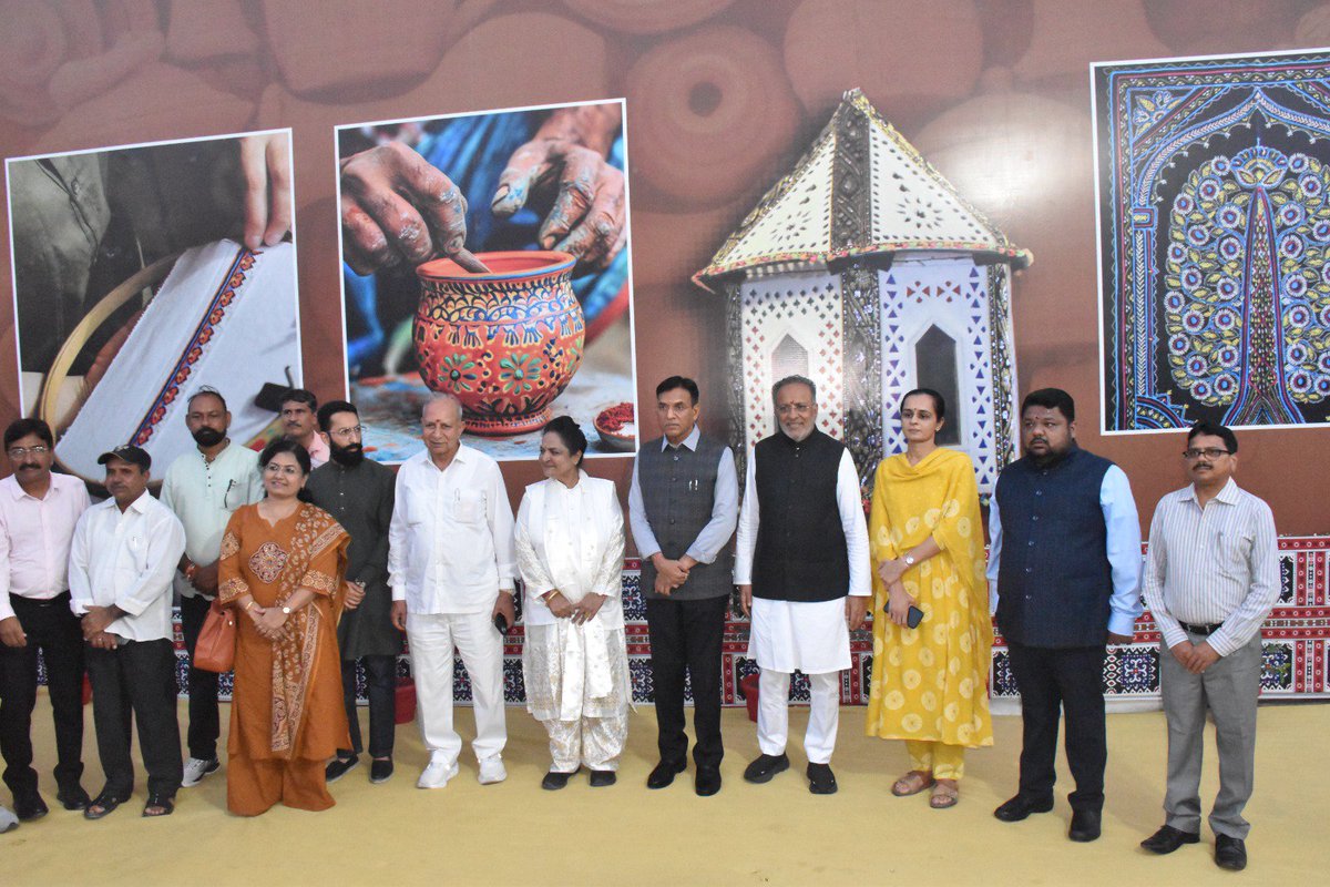 arjunmodhwadia's tweet photo. જન્માષ્ટમીના પાવન પર્વે પોરબંદર ખાતે કેન્દ્રીય મંત્રીશ્રી  @mansukhmandviya જીની સન્માનનીય ઉપસ્થિતિમાં ‘શ્રાવણ ઉત્સવ-૨૦૨૬’નો ભવ્ય પ્રારંભ કરાવ્યો. આ તકે સ્થાનિક કલા, કારીગરી અને સખી મંડળની બહેનોની આત્મનિર્ભરતાને બળ આપતા વિવિધ સ્ટોલ્સની ઉત્સાહભેર મુલાકાત લીધી.

પાંચ દિવસીય આ લોકમેળામાં વિવિધ જિલ્લાઓમાંથી આવેલી બહેનો દ્વારા પચાસથી વધુ સ્ટોલ્સમાં હસ્તકલા, ભરત-ગૂંથણ, એમ્બ્રોઇડરી, મોતીકામ, હેન્ડલૂમ, હેન્ડિક્રાફ્ટ અને ગૃહ સુશોભનની નયનરમ્ય ચીજવસ્તુઓ પ્રદર્શિત કરવામાં આવી છે.

#porbandar