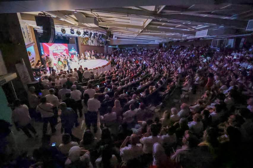 murat7btg's tweet photo. @OzlemGurses Sen de hiç Utanmayı duygusu yok mu be kadın ya sen de hiç haysiyet gurur yok mu ya sen nasıl bir rezilliksin Ya insan da bu gururlu kadını gurur olur ya sen nasıl bir yalan makinesisin ya Sen zaten yahudi'sin sen yahudi'yi desteklesin https://t.co/mdVFBu7Cwh