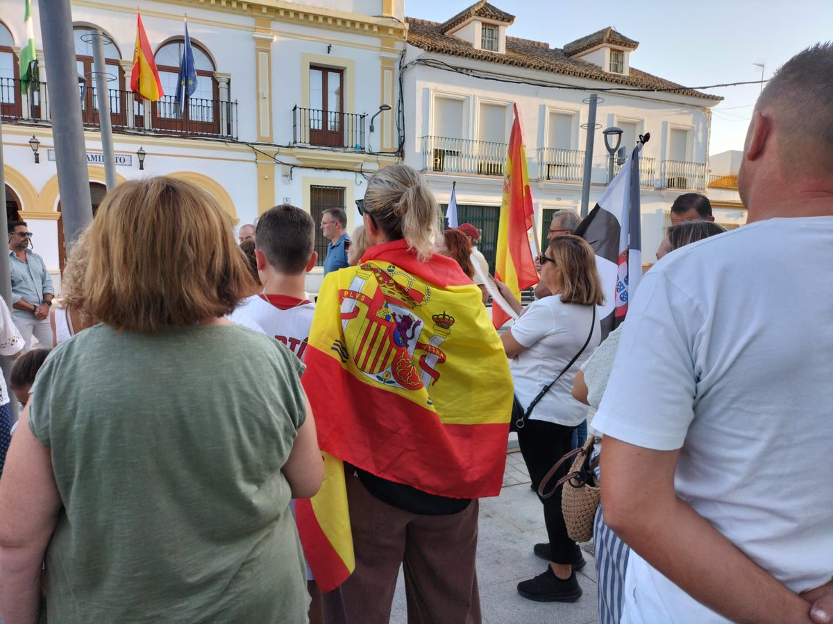VoxAlbaida's tweet photo. Ayer nuestra compañera Asun Fuentes con Albaida! 🇪🇸 POR CEUTA, POR ESPAÑA 🇪🇸 #VOXAlbaida #VOXSevilla https://t.co/exbkQsZ3ik