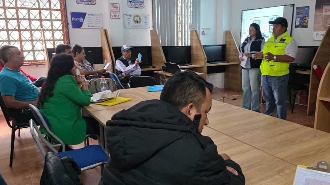 MIT_Ecuador's tweet photo. #Loja | Socializamos con la comunidad de la parroquia de Malacatos y autoridades locales los avances en la construcción del nuevo puente sobre el río Malacatos.

Durante este espacio informamos sobre las actividades que se ejecutan en el proyecto y las medidas ambientales implementadas para prevenir y mitigar posibles impactos.

🤝 Trabajamos de manera articulada y transparente con la comunidad, promoviendo una obra responsable y sostenible.