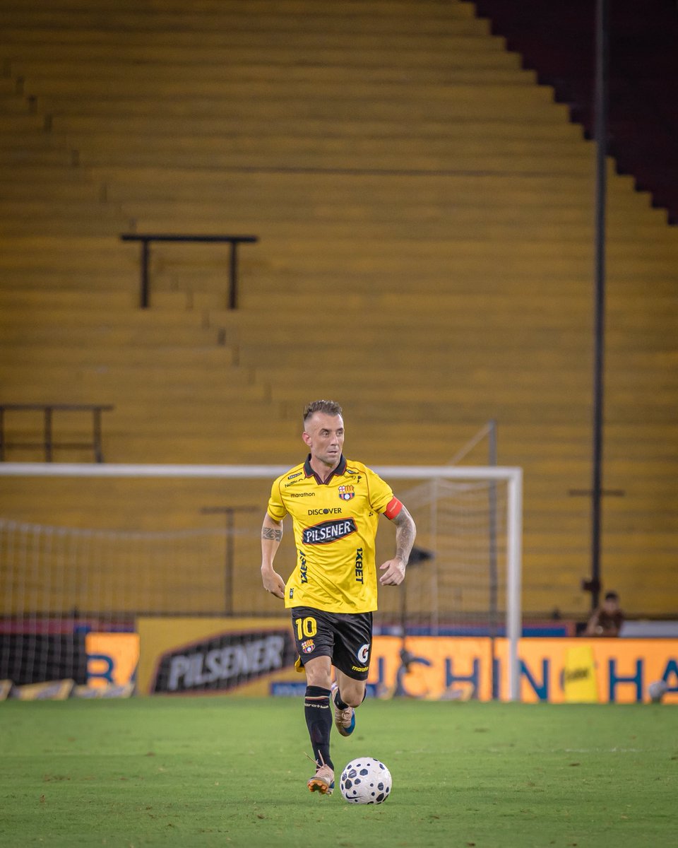 BarcelonaSC's tweet photo. Volvió a ponerse la que le queda mejor. 💛

Damián, otra vez de amarillo.

#VamosIdolo https://t.co/CkL2uUTaUW