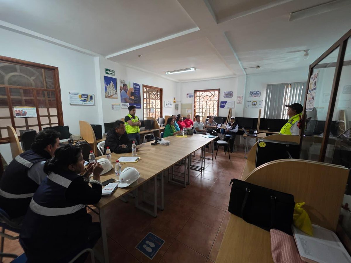 MIT_Ecuador's tweet photo. #Loja | Socializamos con la comunidad de la parroquia de Malacatos y autoridades locales los avances en la construcción del nuevo puente sobre el río Malacatos.

Durante este espacio informamos sobre las actividades que se ejecutan en el proyecto y las medidas ambientales implementadas para prevenir y mitigar posibles impactos.

🤝 Trabajamos de manera articulada y transparente con la comunidad, promoviendo una obra responsable y sostenible.