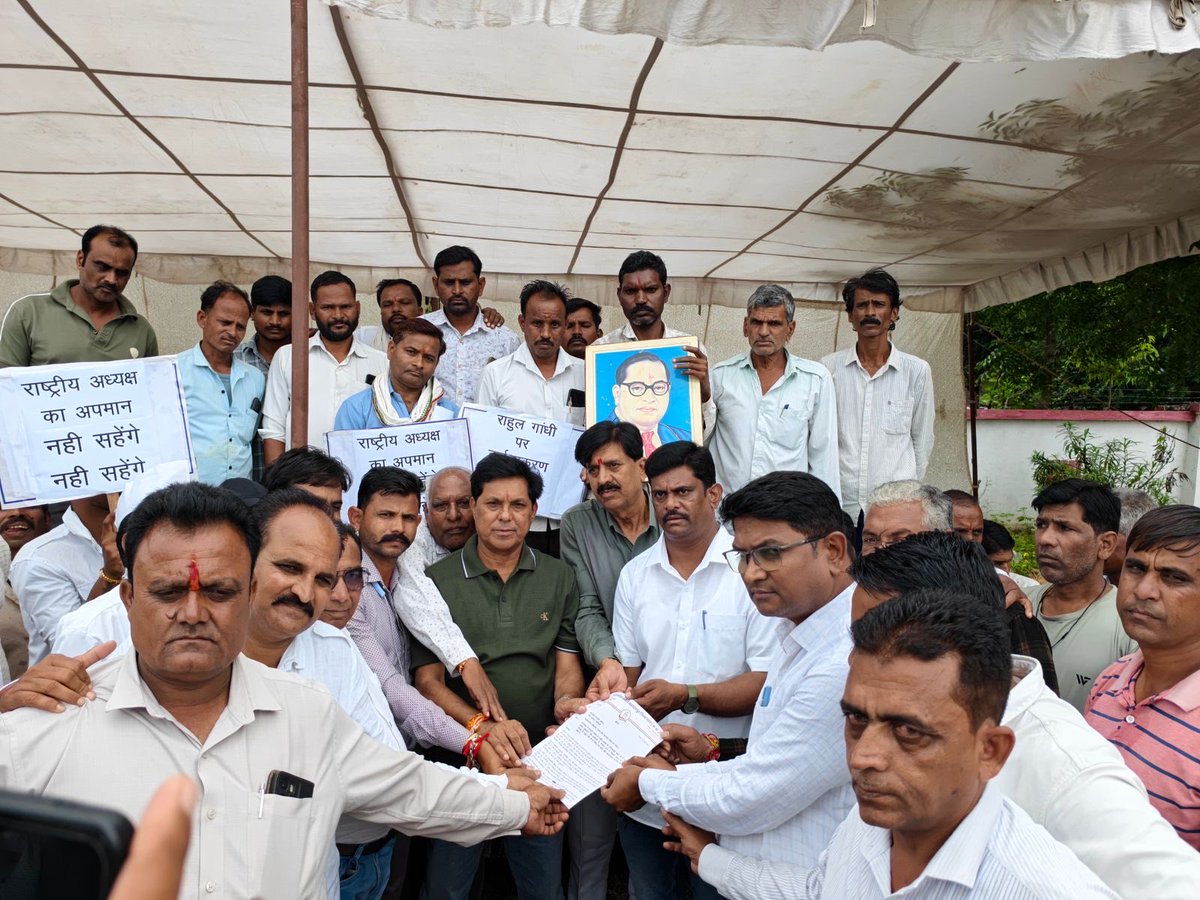 INCMP's tweet photo. उत्तराखंड में कांग्रेस के राष्ट्रीय अध्यक्ष श्री मल्लिकार्जुन खड़गे जी की रैली के सभामंच का कथित ‘शुद्धिकरण’ किए जाने जैसे शर्मनाक कृत्य के खिलाफ आवाज उठाने वाले नेता प्रतिपक्ष श्री राहुल गांधी जी के विरुद्ध दर्ज कथित झूठी FIR को निरस्त करने की मांग को लेकर, सरदारपुर में विधायक प्रताप ग्रेवाल जी के नेतृत्व में धरना-प्रदर्शन कर महामहिम राष्ट्रपति महोदया के नाम ज्ञापन सौंपकर मांग की गई कि लोकतांत्रिक एवं सामाजिक न्याय की आवाज उठाने वाले श्री राहुल गांधी जी के खिलाफ दर्ज कथित झूठी FIR को तत्काल निरस्त किया जाए।