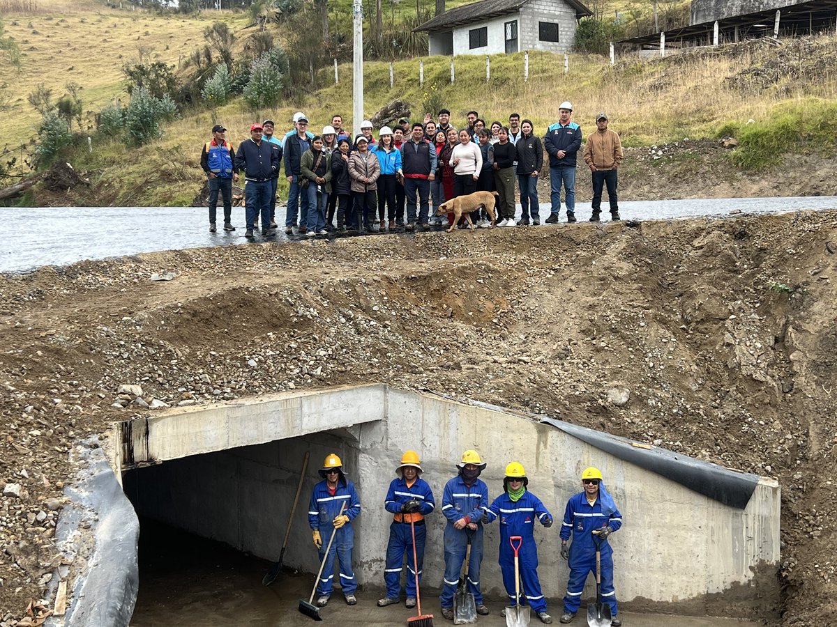 EpAsfaltar's tweet photo. 📌 En Turi, ejecutamos la vía 5 Esquinas - Patapamba, en una extensión aproximada a 1km, la inversión asciende a $500.000.

Para hacer realidad el mejoramiento de esta vía se unieron @AzuayPrefectura  , @MunicipioCuenca, el Gad de Turi y la ejecución de Asfaltar EP. 🙌🏽 https://t.co/dAzEFtS5mA