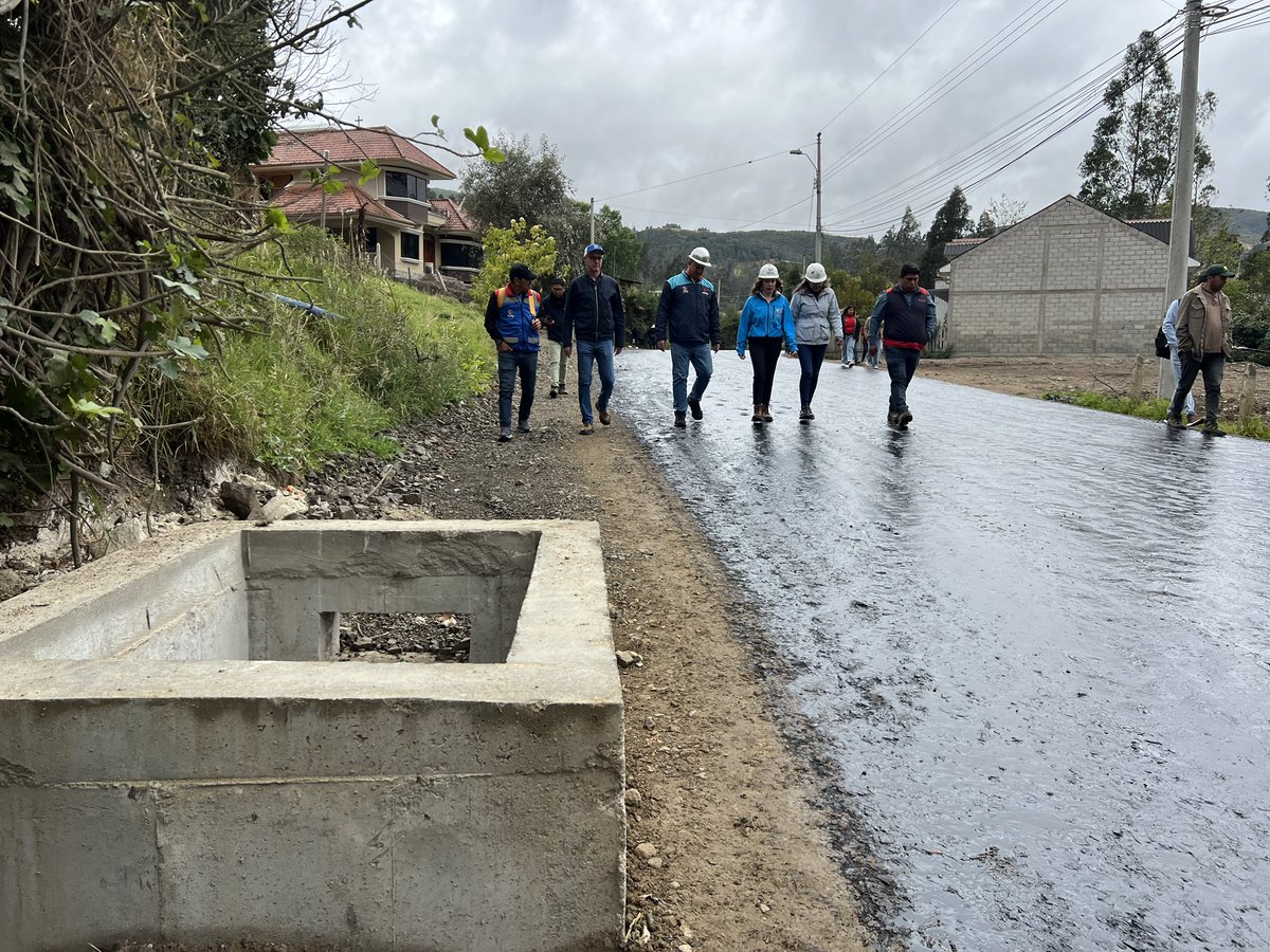 EpAsfaltar's tweet photo. 📌 En Turi, ejecutamos la vía 5 Esquinas - Patapamba, en una extensión aproximada a 1km, la inversión asciende a $500.000.

Para hacer realidad el mejoramiento de esta vía se unieron @AzuayPrefectura  , @MunicipioCuenca, el Gad de Turi y la ejecución de Asfaltar EP. 🙌🏽 https://t.co/dAzEFtS5mA