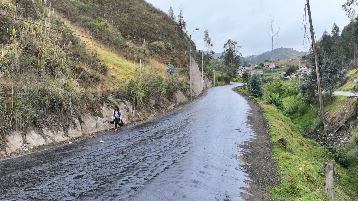 EpAsfaltar's tweet photo. 📌 En Turi, ejecutamos la vía 5 Esquinas - Patapamba, en una extensión aproximada a 1km, la inversión asciende a $500.000.

Para hacer realidad el mejoramiento de esta vía se unieron @AzuayPrefectura  , @MunicipioCuenca, el Gad de Turi y la ejecución de Asfaltar EP. 🙌🏽 https://t.co/dAzEFtS5mA