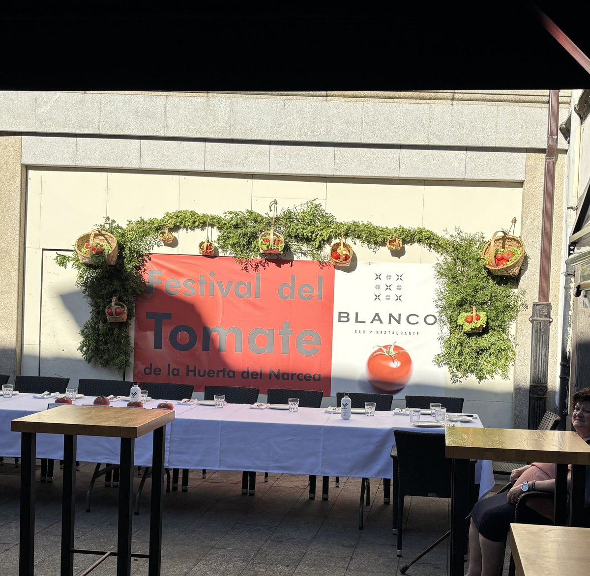 salsadechiles's tweet photo. Hoy toca tomate. Jurado en el 15 Festival del Tomate en  Cangas del Narcea organizado por Bar Blanco. 60 tomates nos esperan. https://t.co/ADN8zRjv1a