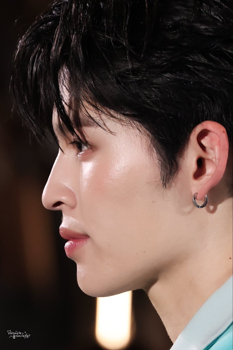seongsgf's tweet photo. skin looking like a smooth silky tofu https://t.co/0sEb7vZdF5