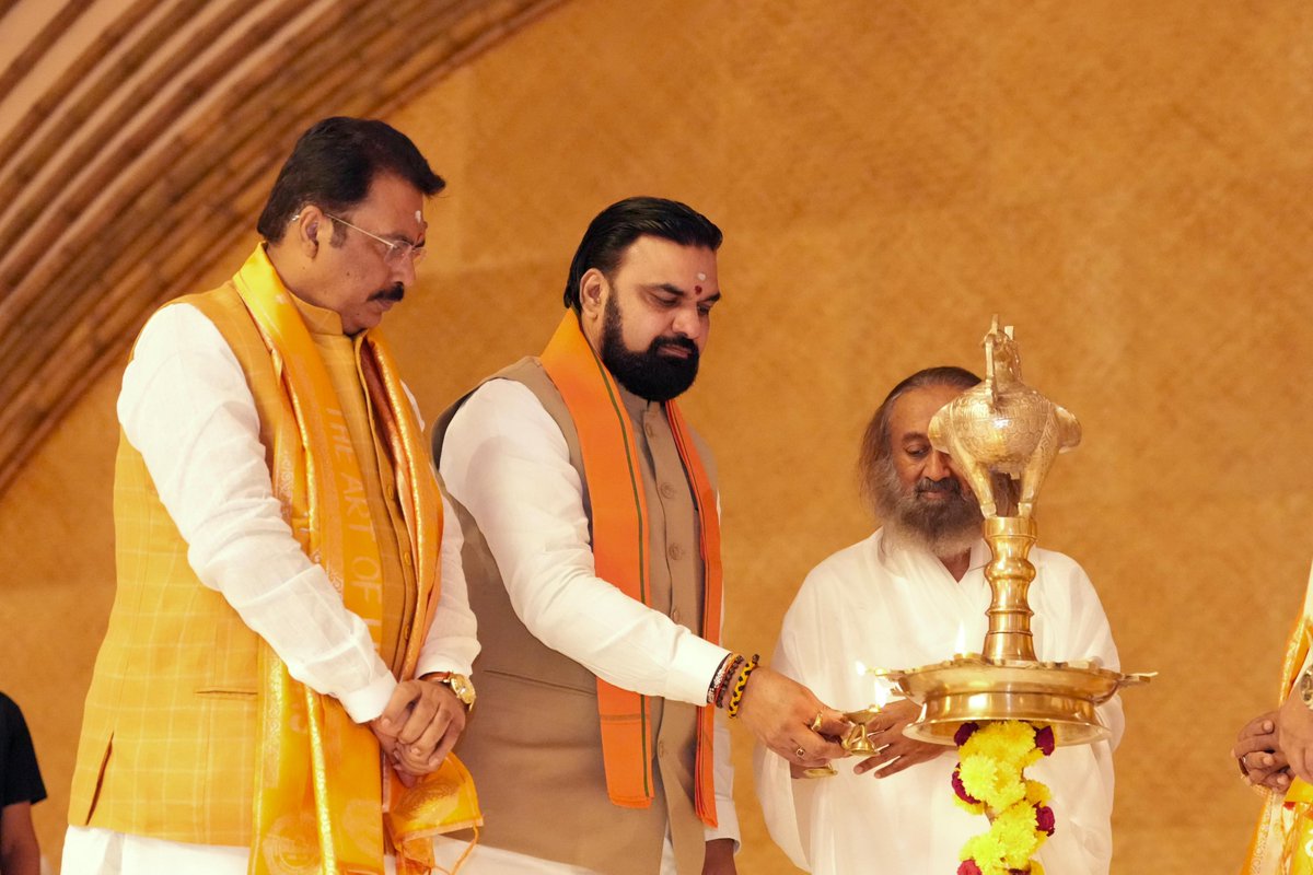 samrat4bjp's tweet photo. बेंगलुरु स्थित आर्ट ऑफ लिविंग के प्रांगण में पूज्य गुरुदेव श्री श्री रविशंकर जी के साथ दीप प्रज्ज्वलित कर चार दिवसीय "बिहार महोत्सव-2026" का शुभारंभ किया एवं उपस्थित जनसमुदाय को संबोधित किया।

बेंगलुरु में आयोजित यह महोत्सव बिहार की समृद्ध संस्कृति, विरासत और प्रतिभा को देश के सामने प्रस्तुत करने का महत्वपूर्ण अवसर है। प्रवासी बिहारवासियों से अपनी जन्मभूमि के विकास में योगदान देने का आह्वान किया।

‘बिहार महोत्सव’ के आयोजन के लिए पूज्य गुरुदेव श्री श्री रविशंकर जी का हृदय से आभार।

@ArtofLiving
@Gurudev
