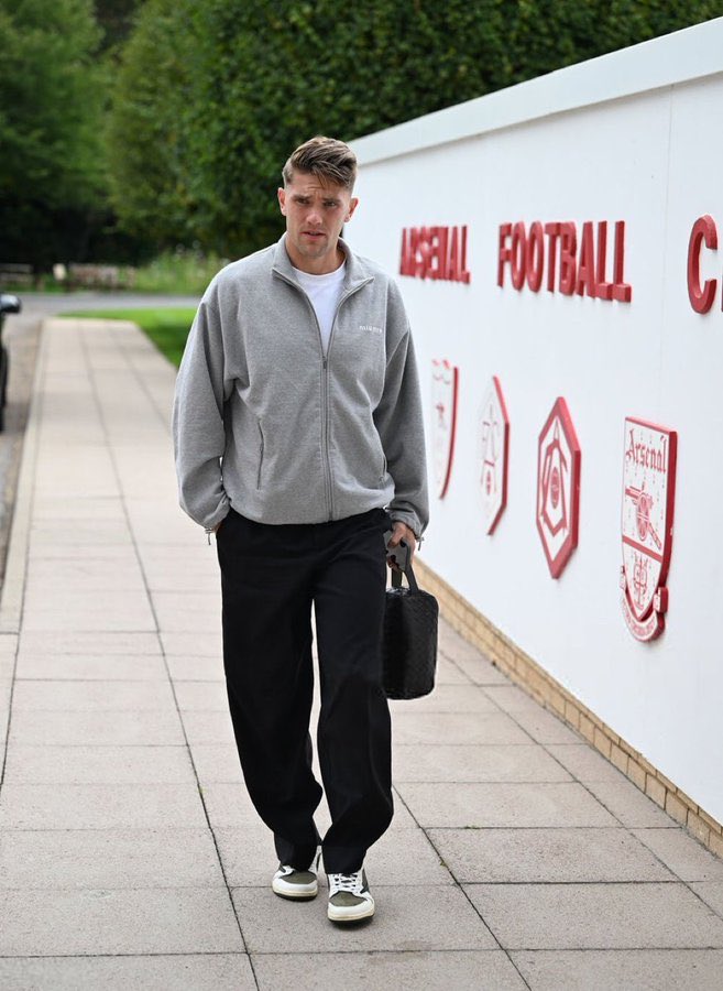 afcgabi06's tweet photo. Viktor Gyökeres arriving to training. 🇸🇪 https://t.co/NuPgnIy0qX