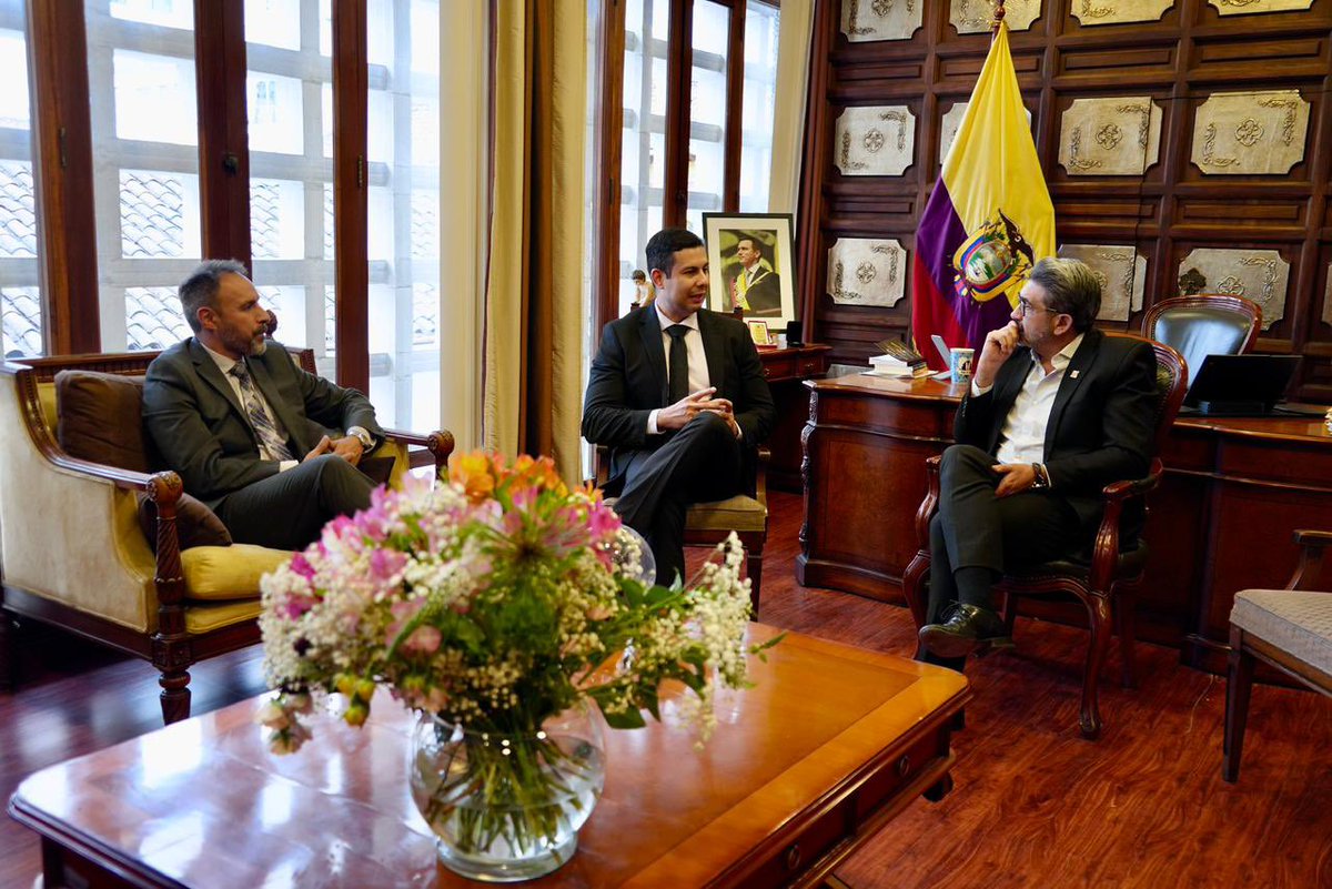 PDG_Tocachi's tweet photo. #Azuay | Gestión que resulta en más conexión.  🛜 El Viceministro de Tecnologías de la Información y Comunicación, @Ricardo__Guti , mantuvo una reunión con el gobernador @xbermudezlec
, para definir la implementaciòn de infraestructura en cinco parroquias de la provincia de Azuay https://t.co/EUfXwIWyrY