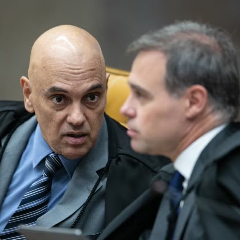 republiqueBRA's tweet photo. 🚨 ⚖️ Gilmar Mendes (STF) propõe ao presidente da Corte, Edson Fachin, que delegados da PF sejam proibidos de atuar nos gabinetes dos ministros após a crise envolvendo André Mendonça, a direção-geral da PF e Alexandre de Moraes. https://t.co/ABTdGYycFa