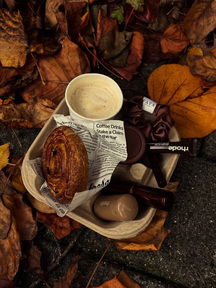 modernlilithh's tweet photo. orange leaves, hot chocolate, cozy blankets, warm socks, pumpkin spice, crispy air 🍂 https://t.co/roJkoMJFsK