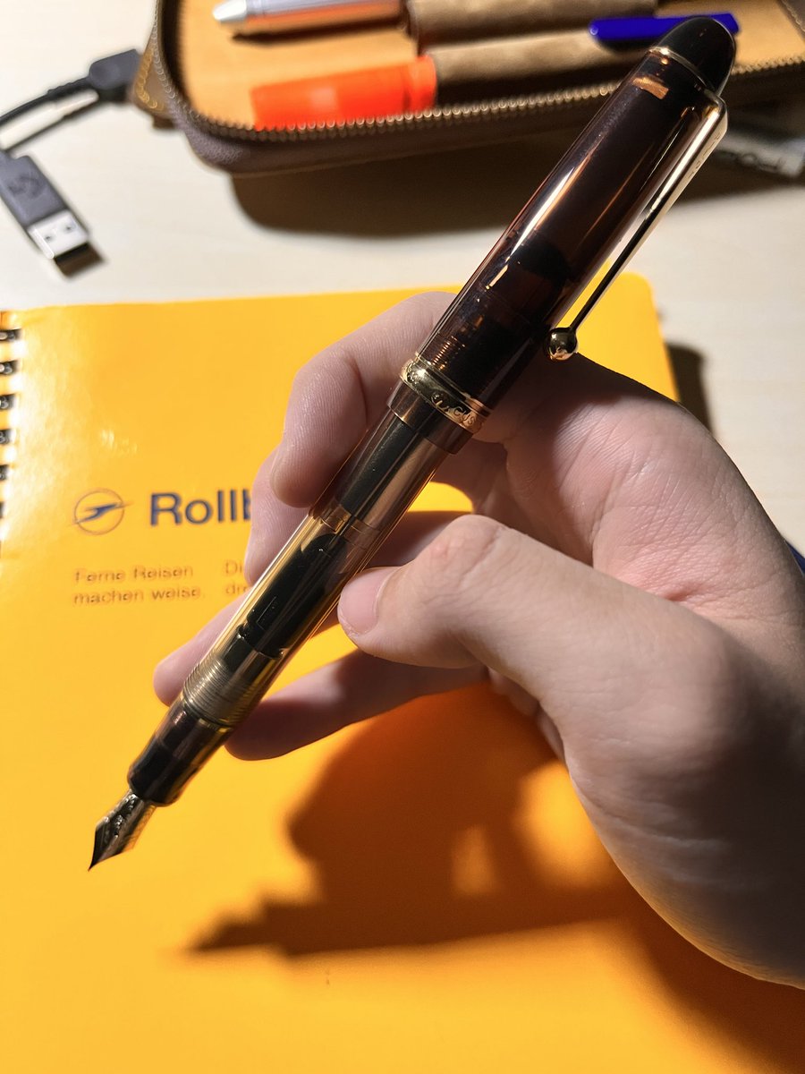 Tsukuyomi0112's tweet photo. 【カスタム74限定色】
透明軸なので内部のコンバーターとインクの動きが見れたり色味が金と茶色で、スチームパンク感あって好き。 https://t.co/wkzu1E8E5k