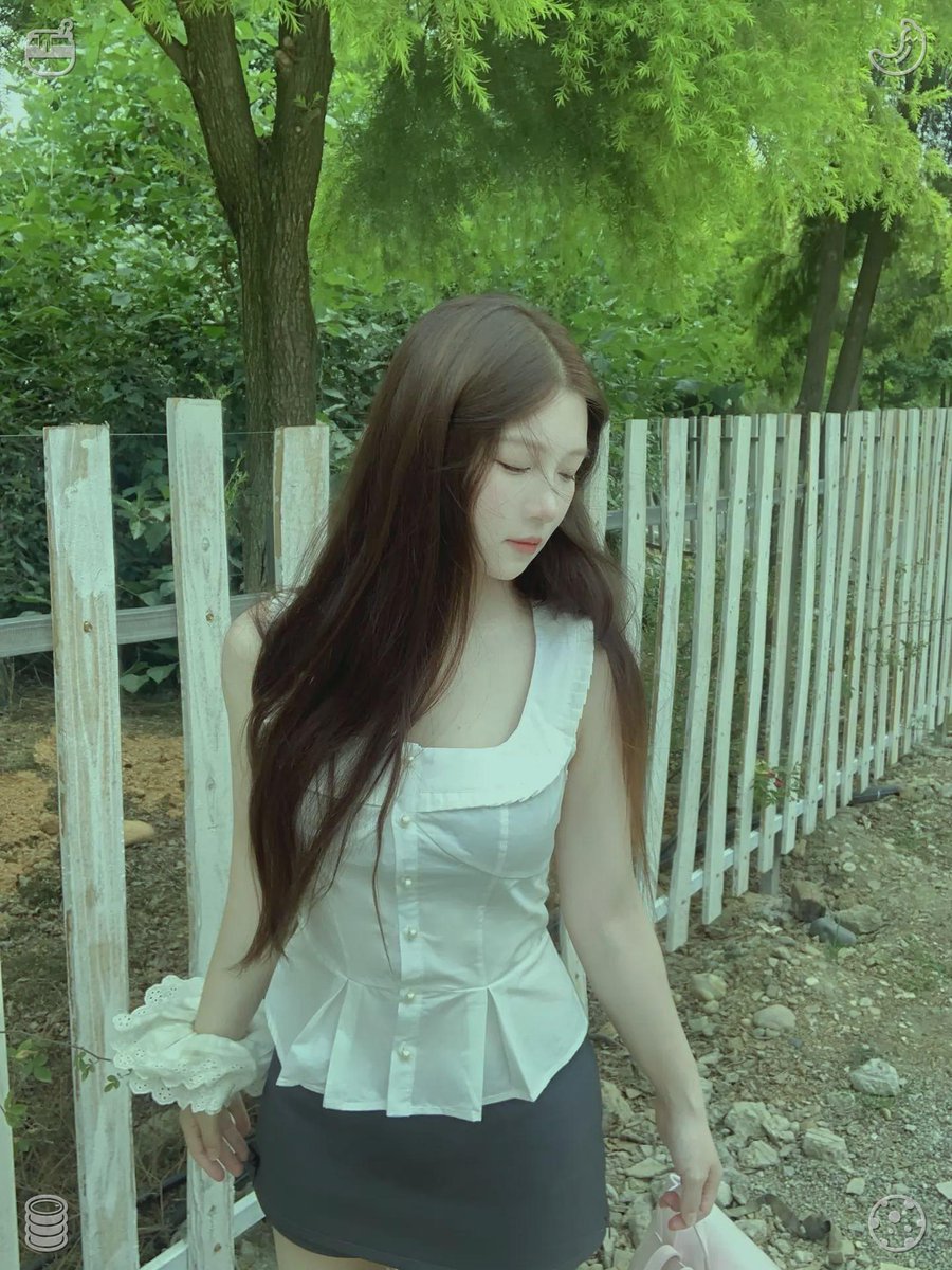 KendraACrowley's tweet photo. Emerging from the haunted house, she noticed the park had transformed yet again—the glow was dimming, the attractions were grinding to a halt, and the melodies were fading away, until silence reclaimed the space. 🦺 Sunlight bathes the park's lawn and blooms. https://t.co/3yHtFE6EN6