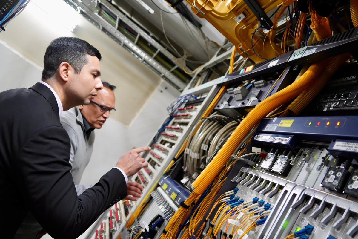 PDEMindo's tweet photo. #Azuay | El Viceministro de Tecnologías de la Información y Comunicación, Ricardo Gutiérrez, visitó las centrales de Servicio Móvil Avanzado (SMA) que repotenció la Corporación Nacional de Telecomunicaciones, para beneficio del Austro del país. https://t.co/cyWjlxAc1p