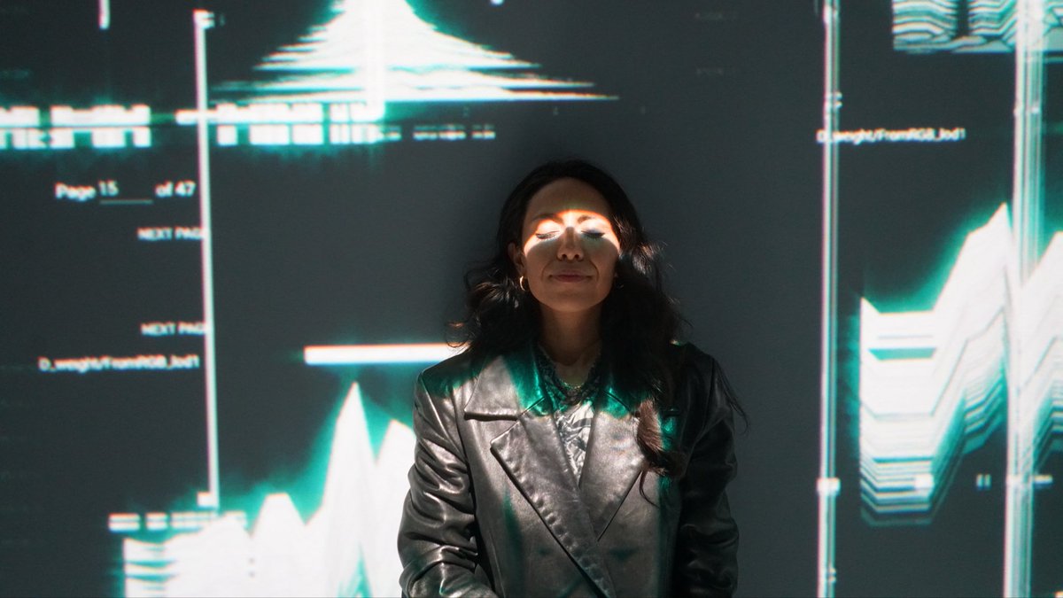 creatressart's tweet photo. This trip was filled with adventures around the city with art friends✨

1. Visiting an immersive art experience w/Vero 

2. Visiting @BradleyHart72 gallery with friends from Clubhouse! @randigarn1 

3. Posing in front of one of his bubble wrap painting impressions

4. Meeting @fewocious & @farokh