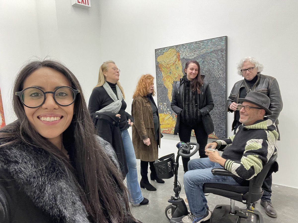 creatressart's tweet photo. This trip was filled with adventures around the city with art friends✨

1. Visiting an immersive art experience w/Vero 

2. Visiting @BradleyHart72 gallery with friends from Clubhouse! @randigarn1 

3. Posing in front of one of his bubble wrap painting impressions

4. Meeting @fewocious & @farokh